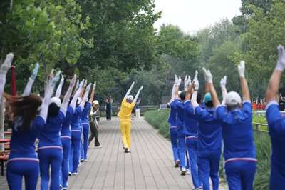 的老年“暴走团”开元棋牌争议之下