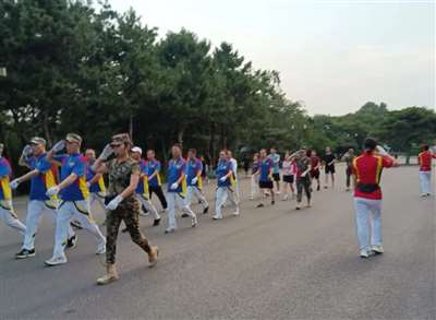 的老年“暴走团”开元棋牌争议之下(图2)