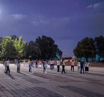 的老年“暴走团”开元棋牌争议之下(图3)