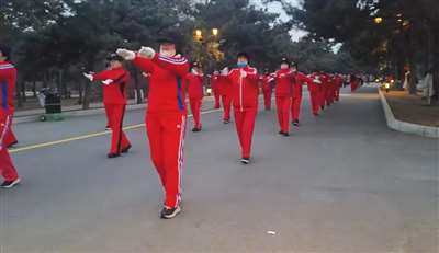 的老年“暴走团”开元棋牌争议之下(图4)